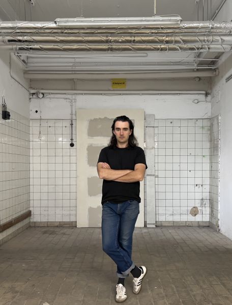 File:ArtistPortrait-GabrielStoian.jpg